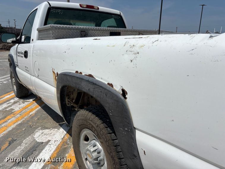 image for item FP3004 2001 Chevrolet Silverado 2500 pickup truck