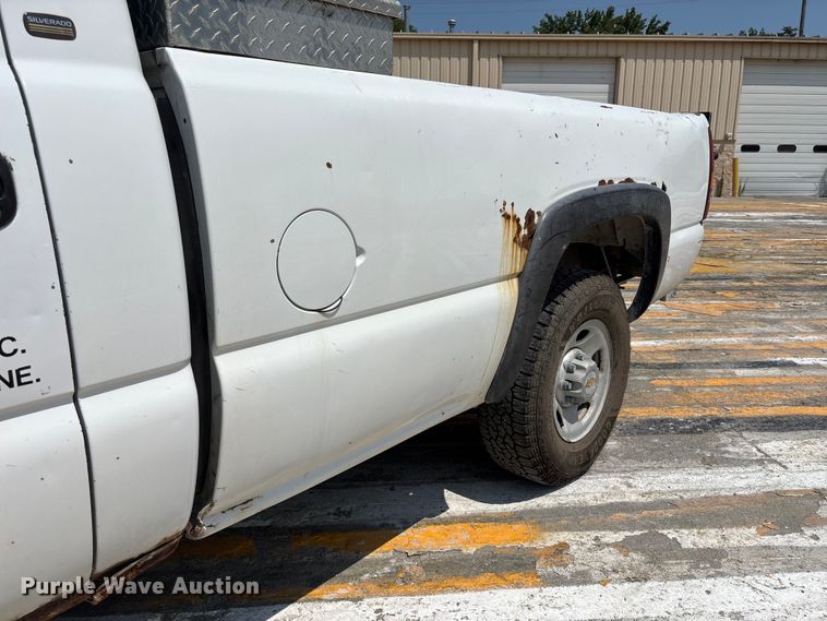 image for item FP3004 2001 Chevrolet Silverado 2500 pickup truck