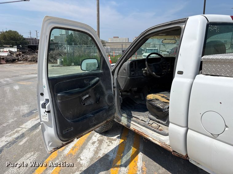 image for item FP3004 2001 Chevrolet Silverado 2500 pickup truck
