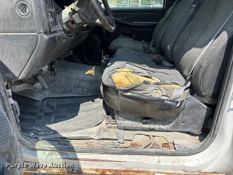 image for item FP3004 2001 Chevrolet Silverado 2500 pickup truck