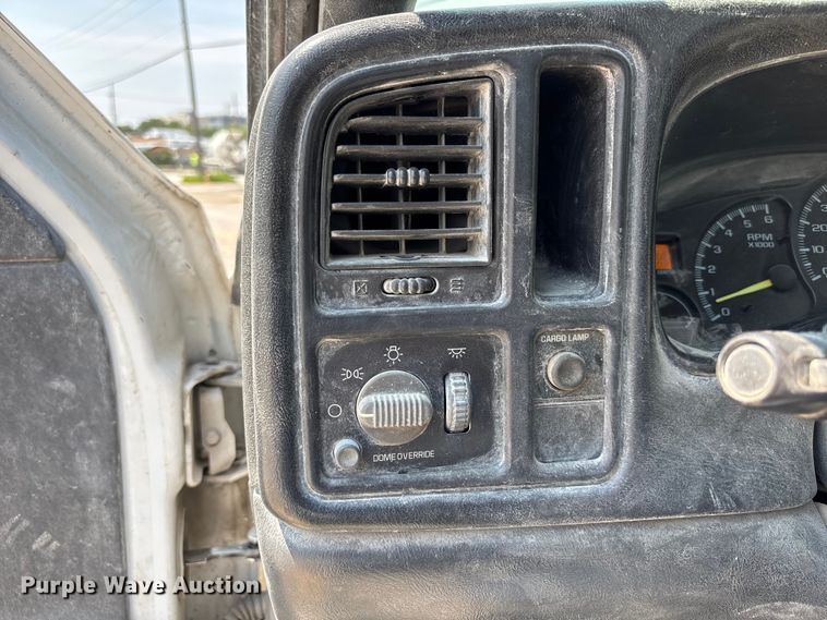 image for item FP3004 2001 Chevrolet Silverado 2500 pickup truck