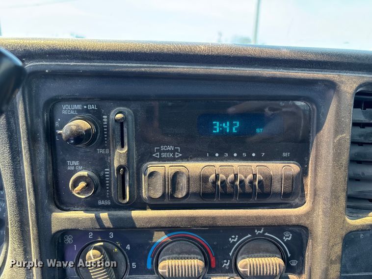 image for item FP3004 2001 Chevrolet Silverado 2500 pickup truck