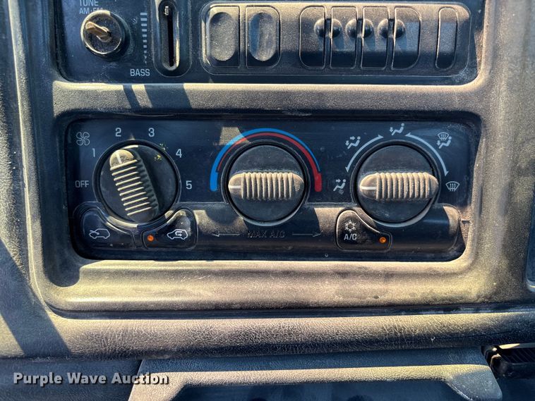 image for item FP3004 2001 Chevrolet Silverado 2500 pickup truck