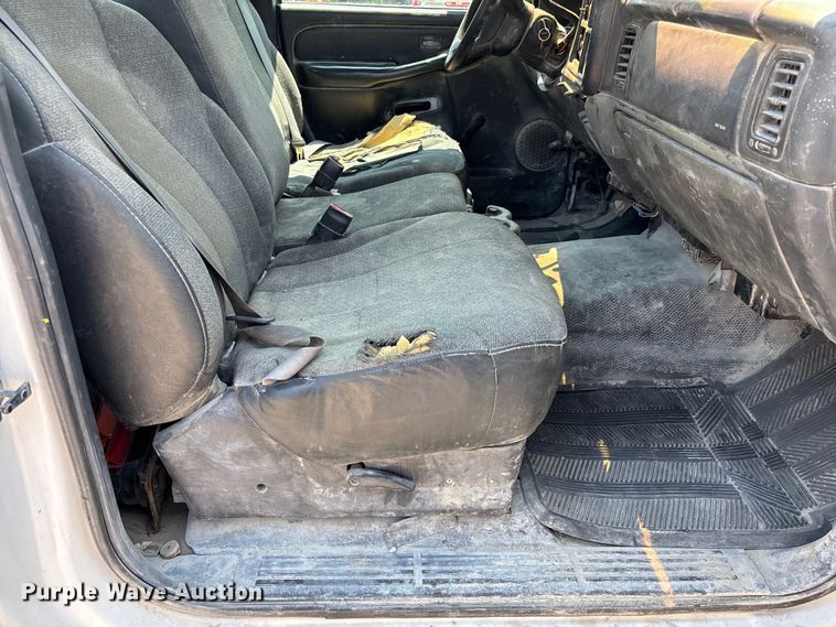 image for item FP3004 2001 Chevrolet Silverado 2500 pickup truck