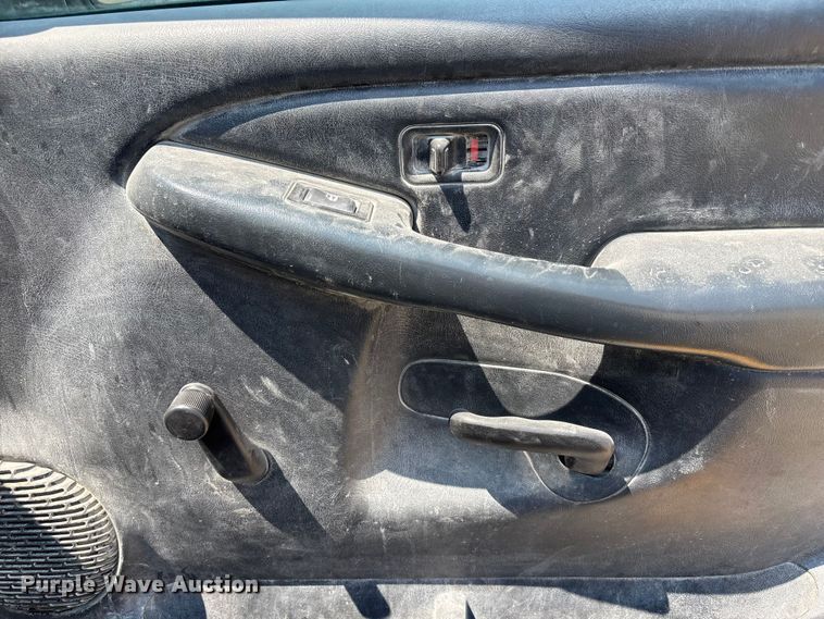 image for item FP3004 2001 Chevrolet Silverado 2500 pickup truck