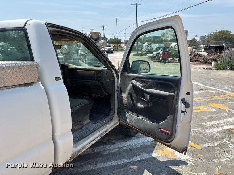 image for item FP3004 2001 Chevrolet Silverado 2500 pickup truck