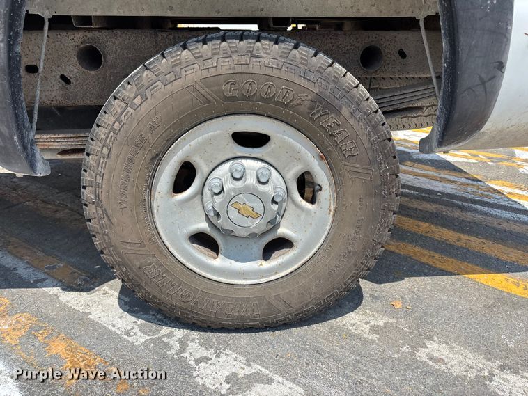 image for item FP3004 2001 Chevrolet Silverado 2500 pickup truck