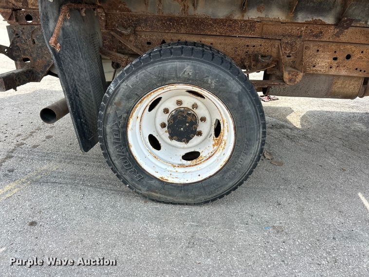 image for item FT6095 2003 Ford F450 Super Duty XL Crew Cab dump flatbed truck