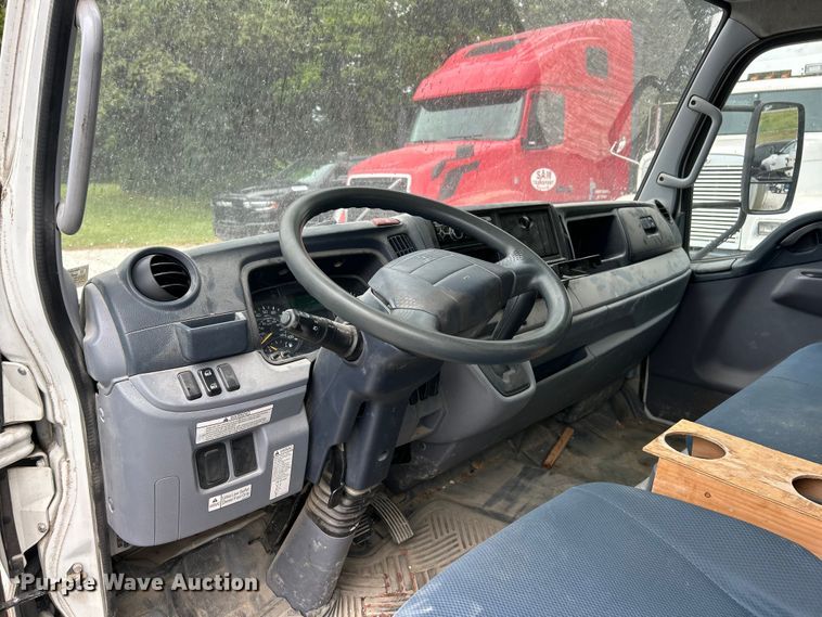 image for item FT6110 2015 Mitsubishi Fuso FE130 box truck