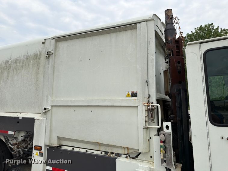 image for item FT6119 2009 International 7400 SBA refuse truck
