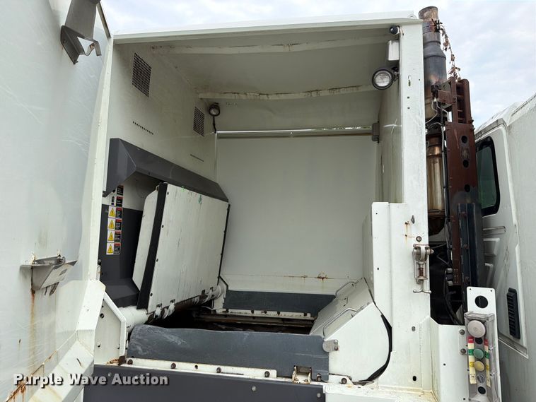 image for item FT6119 2009 International 7400 SBA refuse truck