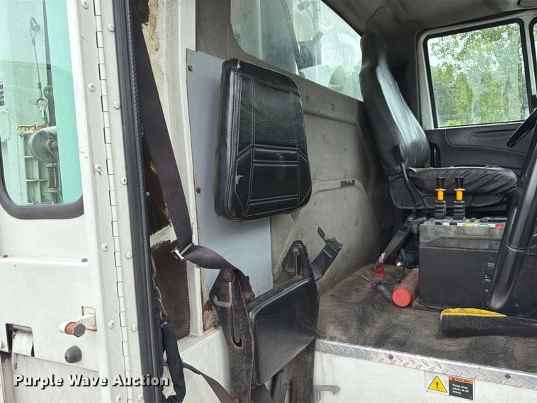 image for item FT6119 2009 International 7400 SBA refuse truck