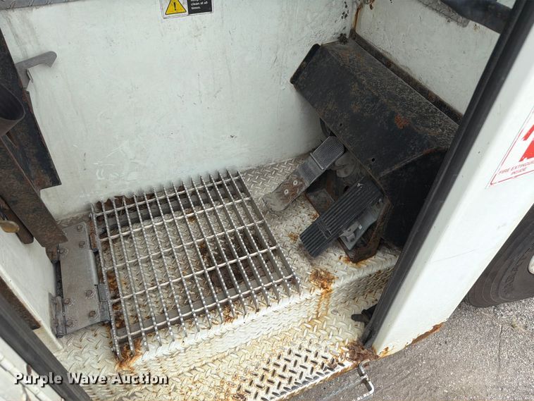 image for item FT6119 2009 International 7400 SBA refuse truck