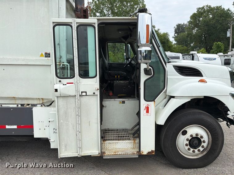 image for item FT6119 2009 International 7400 SBA refuse truck