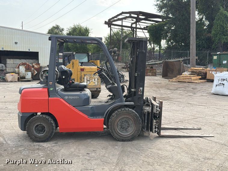 image for item FT6133 Toyota 8FGU30 forklift