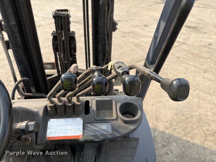image for item FT6133 Toyota 8FGU30 forklift