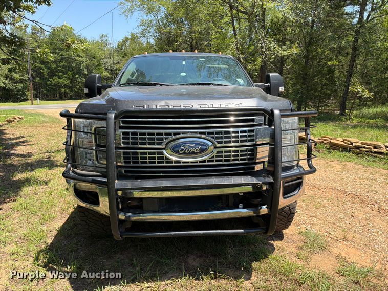 image for item FU1001 2017 Ford F250 Super Duty Crew Cab pickup truck