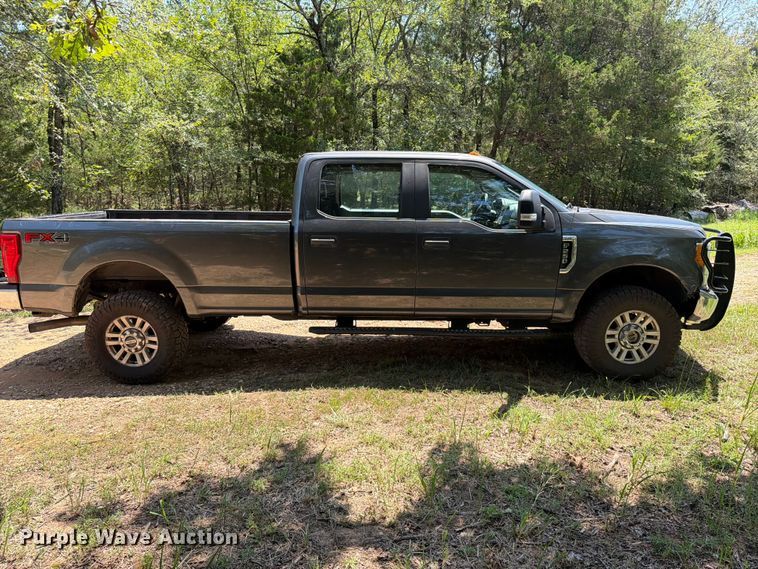 image for item FU1001 2017 Ford F250 Super Duty Crew Cab pickup truck