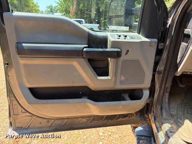 image for item FU1001 2017 Ford F250 Super Duty Crew Cab pickup truck