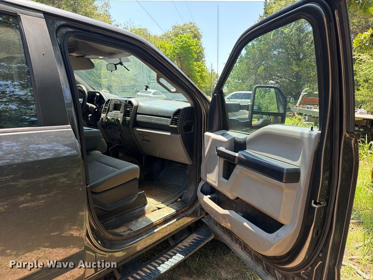image for item FU1001 2017 Ford F250 Super Duty Crew Cab pickup truck