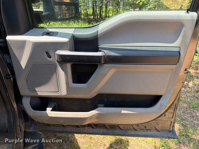 image for item FU1001 2017 Ford F250 Super Duty Crew Cab pickup truck