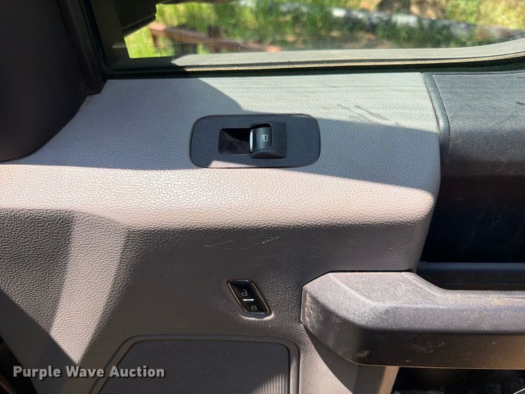 image for item FU1001 2017 Ford F250 Super Duty Crew Cab pickup truck