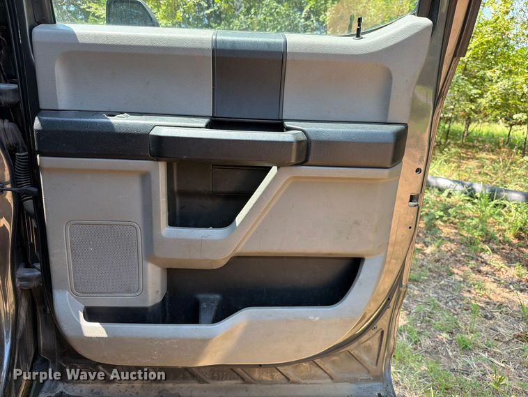 image for item FU1001 2017 Ford F250 Super Duty Crew Cab pickup truck