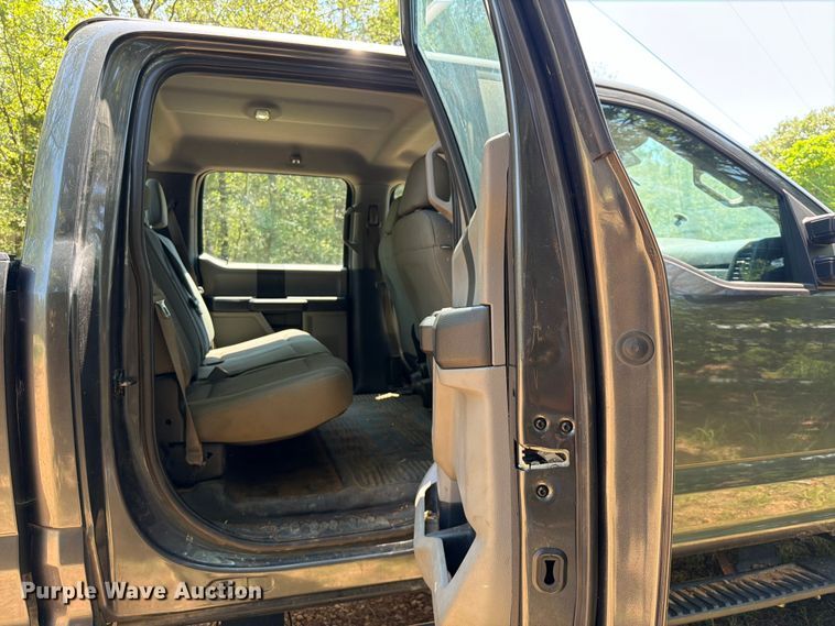 image for item FU1001 2017 Ford F250 Super Duty Crew Cab pickup truck