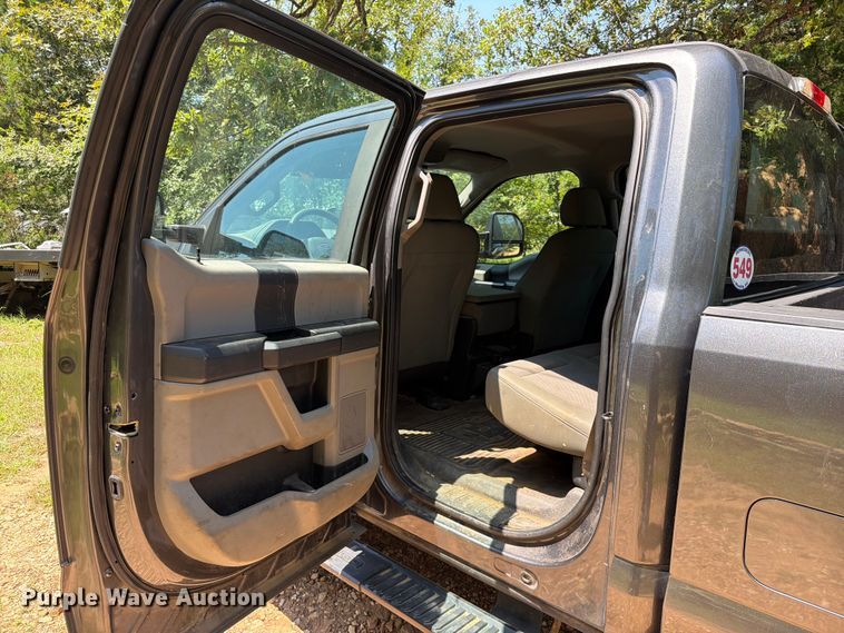 image for item FU1001 2017 Ford F250 Super Duty Crew Cab pickup truck