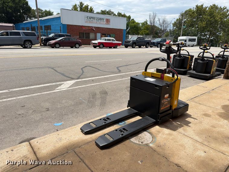 2014 Yale MPE060LFN24T2748 pallet jack