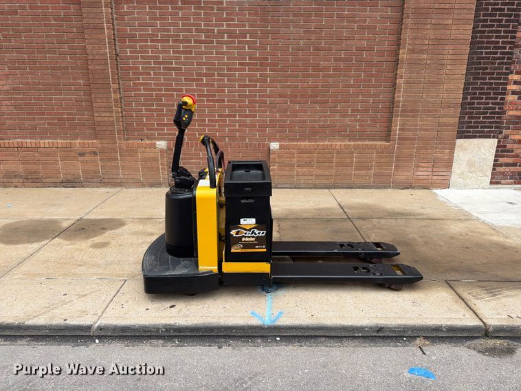 image for item FU4507 2012 Yale MPE060LFN24T2748 pallet jack