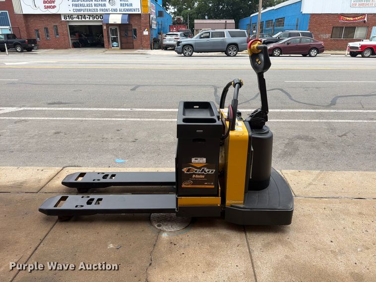 image for item FU4507 2012 Yale MPE060LFN24T2748 pallet jack