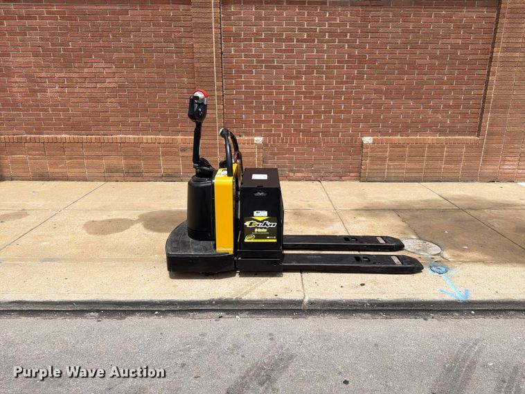 image for item FU4510 2013 Yale MPE060LFN2AT27 pallet jack