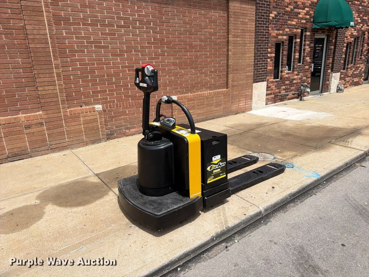 image for item FU4510 2013 Yale MPE060LFN2AT27 pallet jack