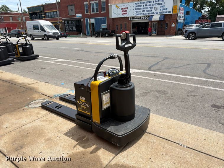 image for item FU4510 2013 Yale MPE060LFN2AT27 pallet jack