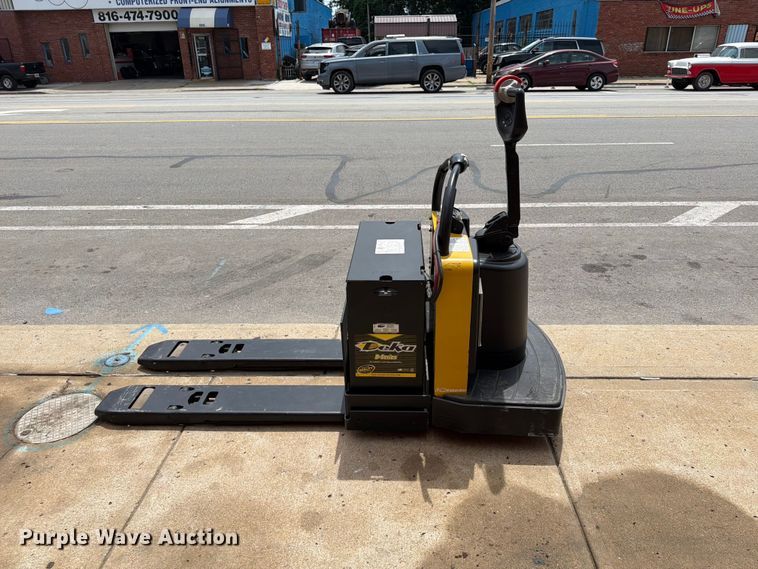 image for item FU4510 2013 Yale MPE060LFN2AT27 pallet jack