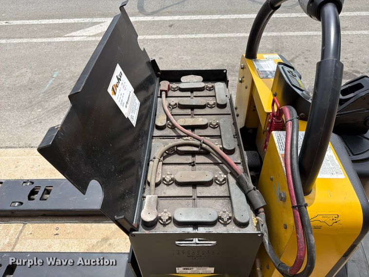 image for item FU4510 2013 Yale MPE060LFN2AT27 pallet jack