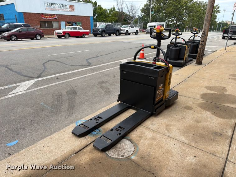 2010 Yale MPE060LFN24T2748 pallet jack