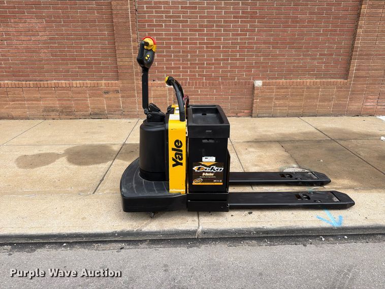 image for item FU4511 2010 Yale MPE060LFN24T2748 pallet jack