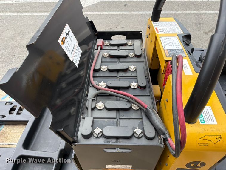 image for item FU4511 2010 Yale MPE060LFN24T2748 pallet jack