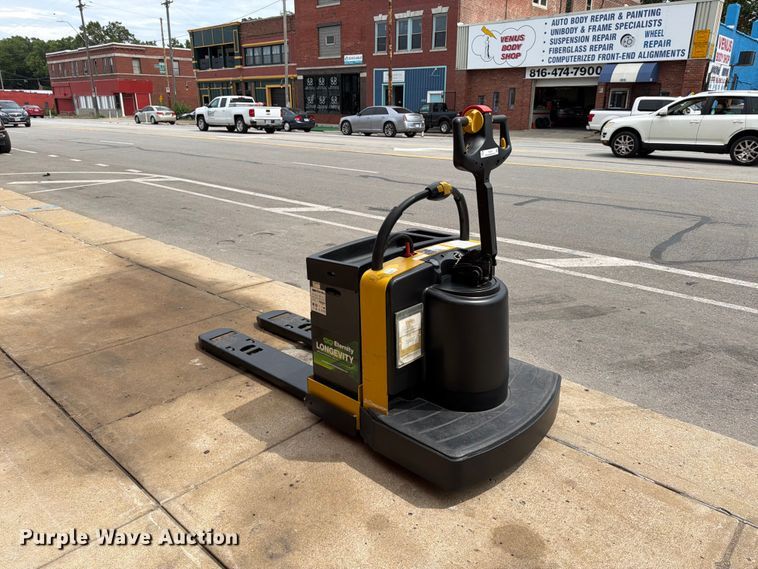 image for item FU4512 2011 Yale MPE060LFN24T2748 pallet jack