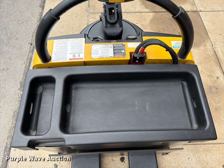 image for item FU4512 2011 Yale MPE060LFN24T2748 pallet jack