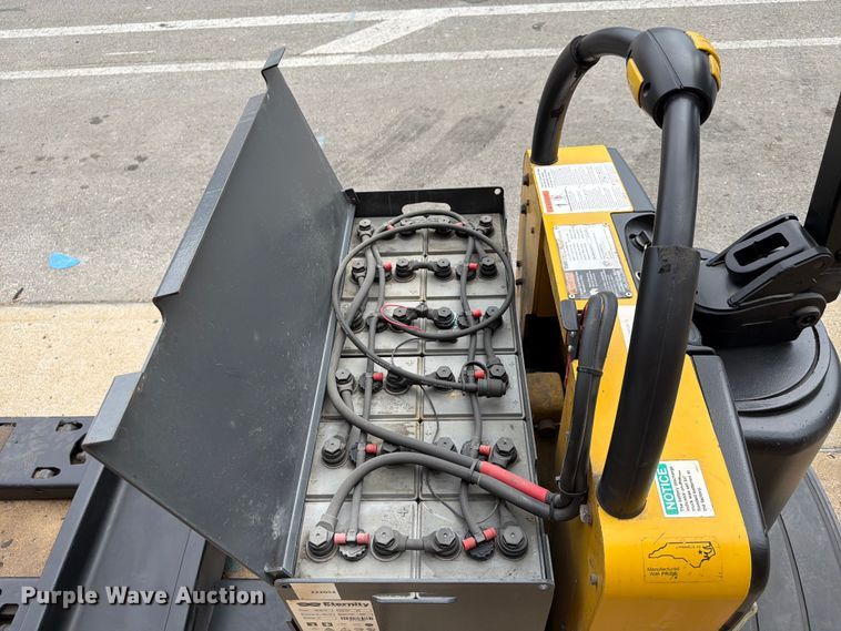 image for item FU4512 2011 Yale MPE060LFN24T2748 pallet jack