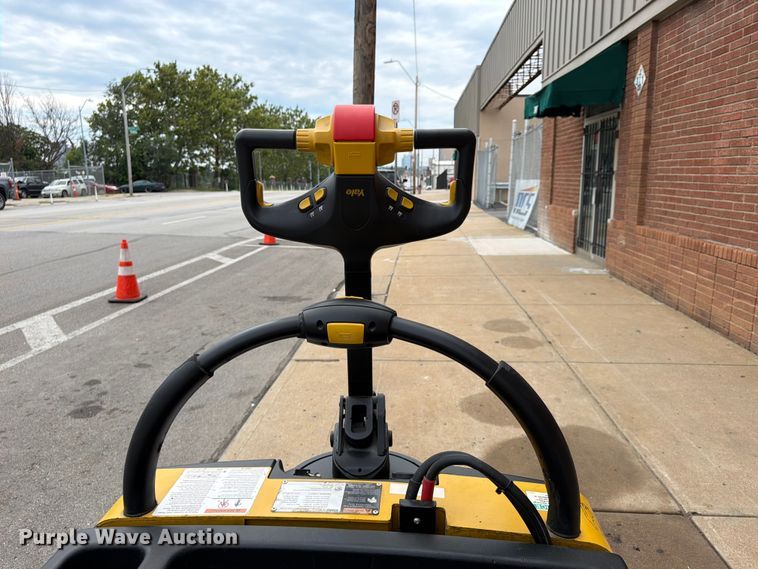 image for item FU4512 2011 Yale MPE060LFN24T2748 pallet jack
