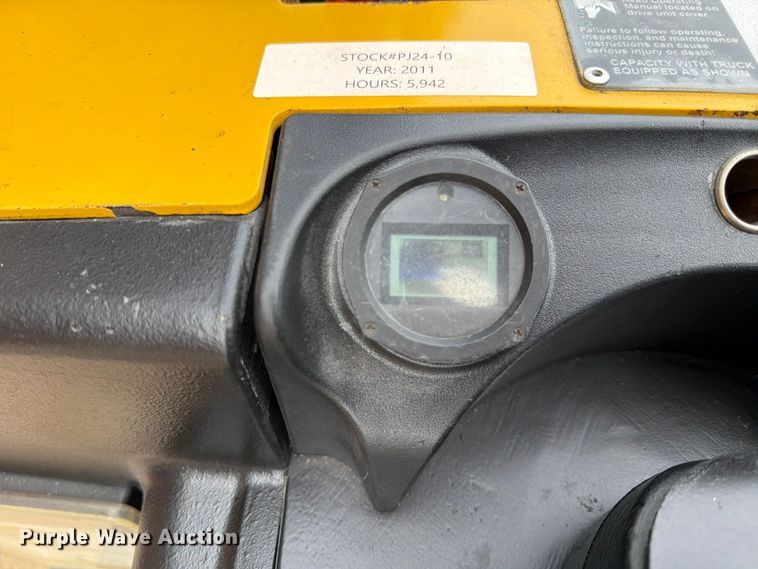 image for item FU4512 2011 Yale MPE060LFN24T2748 pallet jack