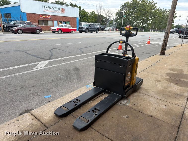 image for item FU4513 2008 Yale MPE060LFN24T2748 pallet jack