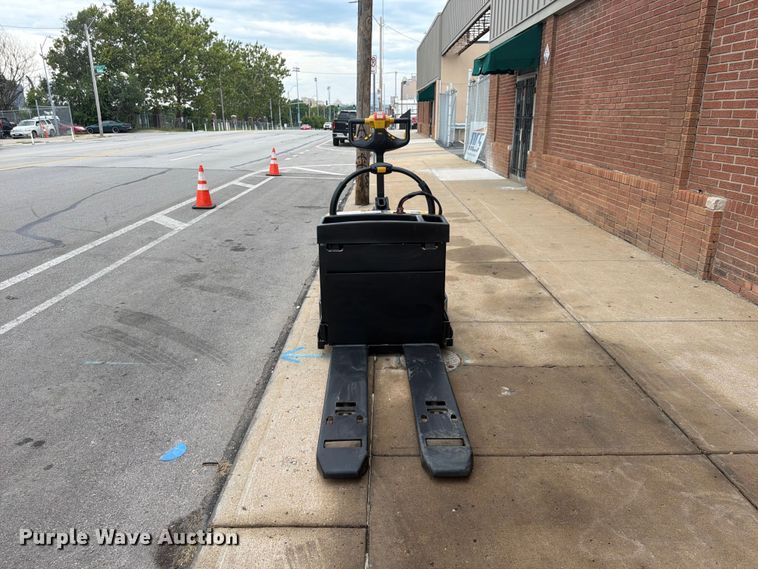 image for item FU4513 2008 Yale MPE060LFN24T2748 pallet jack