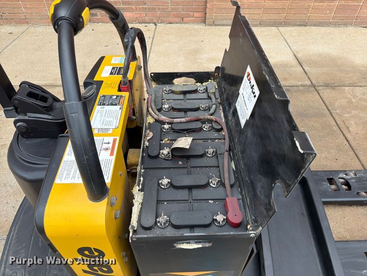 image for item FU4513 2008 Yale MPE060LFN24T2748 pallet jack