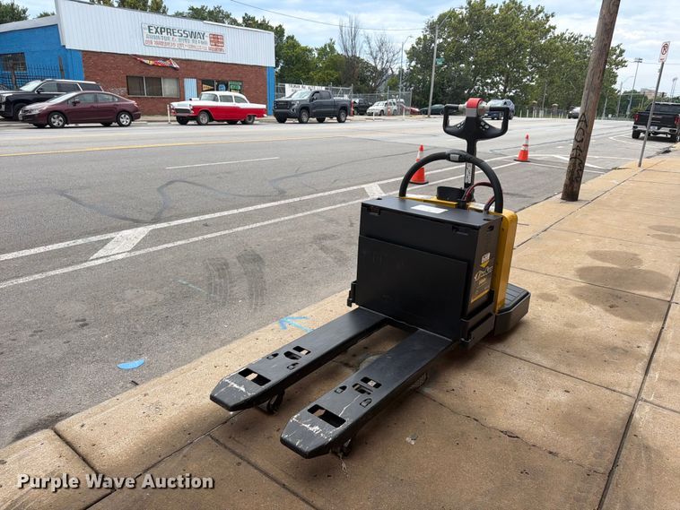 2014 Yale MPE060LFN24T2748 pallet jack