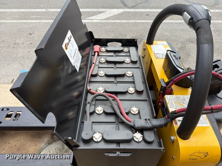 image for item FU4515 2014 Yale MPE060LFN24T2748 pallet jack